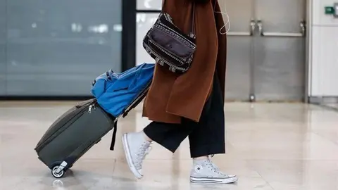 Una mujer en un aeropuerto