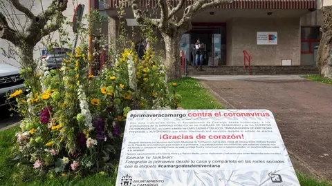 Instalaci&oacute;n floral a las puertas del centro de salud