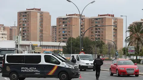 Dos polic&iacute;as detienen a los veh&iacute;culos en uno de los controles sobre los coches que abandonan la ciudad en pleno estado de alarma por el coronavirus en Valencia / Comunidad Aut&oacute;noma (Espa&ntilde;a), a 20 de marzo de 2020.