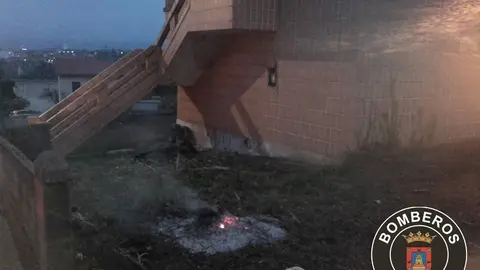 Incendio provocado por la quema de unos restos vegetales que estaban amontonados en los aleda&ntilde;os de una casa de la calle Luis G&oacute;mez Cagigas de Muriedas.