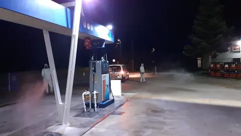Efectivos del dispositivo regional de desinfecci&oacute;n en una gasolinera