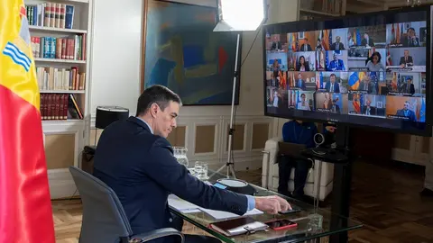 El presidente del Gobierno, Pedro S&aacute;nchez, durante la videoconferencia con los presidentes auton&oacute;micos desde la Moncloa para tratar la crisis del coronavirus, en Madrid, (Espa&ntilde;a), a 15 de marzo de 2020.