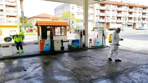 Trabajos de desinfecci&oacute;n en la gasolinera de Beranga