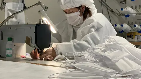 Una trabajadora de la empresa Carpas Zaragoza e Ingenier&iacute;a Textil elabora material sanitario