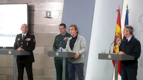(I-D) El DAO de la Polic&iacute;a, Jos&eacute; &Aacute;ngel Gonz&aacute;lez; el DAO de la Guardia Civil, Laurentino Ce&ntilde;a; el director del Centro de Coordinaci&oacute;n de Alertas y Emergencias Sanitarias, Fernando Sim&oacute;n; y el general del Ej&eacute;rcito del Aire Miguel &Aacute;ngel Villarroya,
