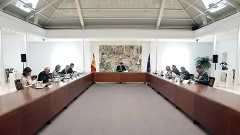 El presidente del Gobierno, Pedro S&aacute;nchez, preside la reuni&oacute;n del Comit&eacute; de Gesti&oacute;n de Crisis para tratar la situaci&oacute;n del coronavirus en el pa&iacute;s, en Madrid (Espa&ntilde;a), a 23 de marzo de 2020.