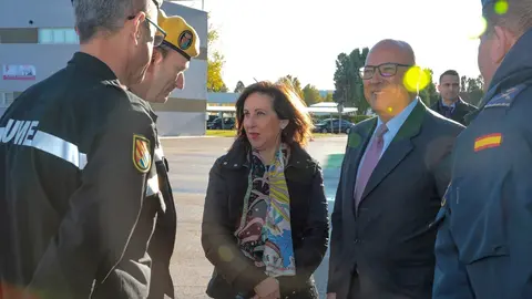 La ministra de Defensa, Margarita Robles, junto a miembros de la Unidad Militar de Emergencias (UME)