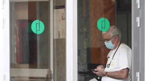 Un miembro del personal sanitario protegido con mascarilla trabaja en Ifema