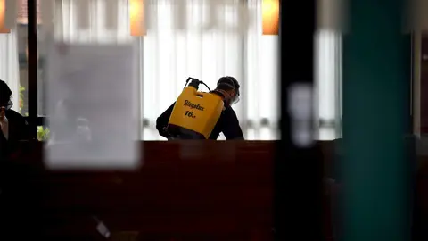 Efectivos de la Unidad Militar de Emergencias (UME) del Ej&eacute;rcito desinfectando una residencia de mayores en Madrid