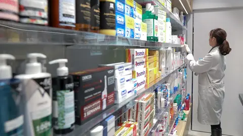 Imagen de un estante de una farmacia con medicamentos.