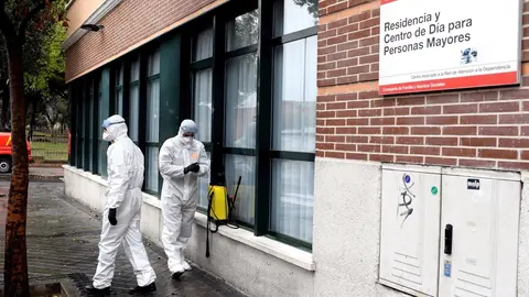 Efectivos de la Unidad Militar de Emergencias (UME) del Ej&eacute;rcito a su llegada a la Residencia de mayores Amavir ubicada en el barrio madrile&ntilde;o de Usera.