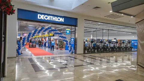 Tienda Decathlon de gran formato en Sant Cugat del Vall&egrave;s (Barcelona) en el centro comercial Sant Cugat e inaugurada el 22 de noviembre de 2019
