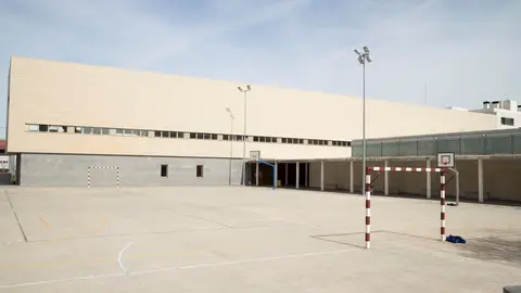 Patio vac&iacute;o en un colegio de Logro&ntilde;o cerrado por el coronavirus.