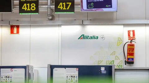 Stand de Alitalia en el aeropuerto Adolfo Suarez-Madrid Barajas tras anunciar este martes el Consejo de Ministros la prohibici&oacute;n de vuelos directos entre Italia y los aeropuertos espa&ntilde;oles como medida para contener la expansi&oacute;n del coronaviru