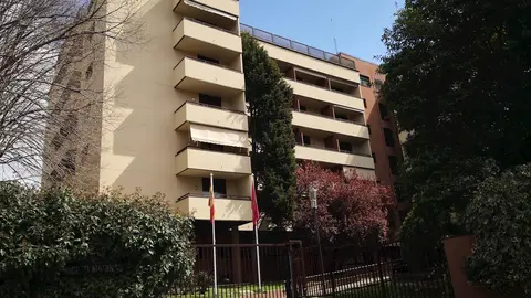Fachada de la Residencia para Mayores Casasolar, ubicada junto al Puente de los Franceses, donde previsiblemente durante la jornada de hoy, los militares de la UME llevar&aacute;n a cabo tareas de desinfecci&oacute;n