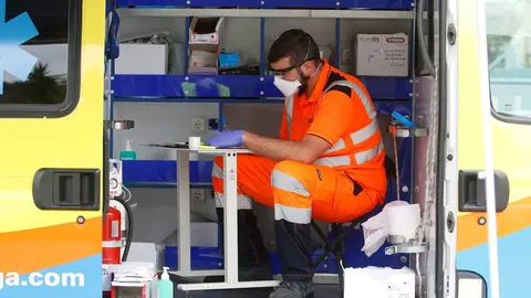Dispositivo sanitario de la prueba test del PCR para detectar la infecci&oacute;n por coronavirus a una persona desde su coche, instalado en el recinto de aparcamineto del centro de salud de la barriada La Roca, en M&aacute;laga, (Andaluc&iacute;a, Espa&ntilde;a), 