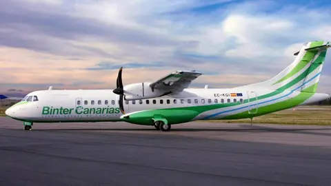 Avi&oacute;n de Binter Canarias en la pista de un aeropuerto