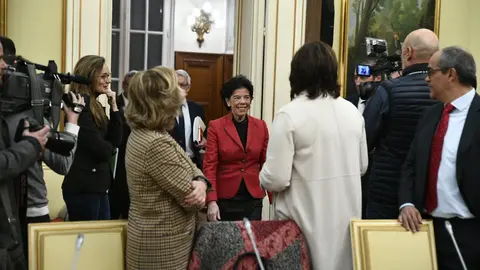 La ministra de Educaci&oacute;n y Formaci&oacute;n Profesional, Isabel Cela&aacute; saluda a los consejeros de Educaci&oacute;n de las Comunidades Aut&oacute;nomas antes de una reuni&oacute;n de la Conferencia Sectorial de Educaci&oacute;n. 