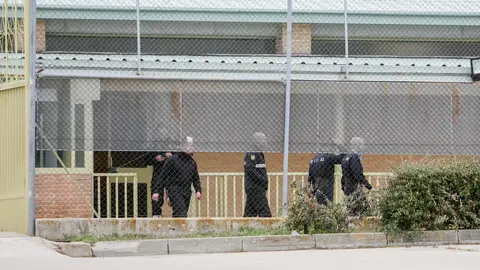 Efectivos de la UME se despliegan en la Prisi&oacute;n de Soto del Real para desinfectar las instalaciones y evitar as&iacute; la expansi&oacute;n del coronavirus, en Soto del Real, Madrid (Espa&ntilde;a), a 20 de marzo de 2020.