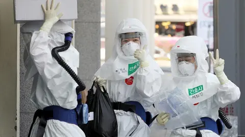 Trabajadores m&eacute;dicos en el hospital de Dongsan en Daegu (Corea del Sur)