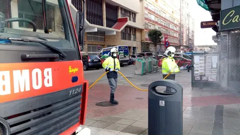 Bomberos de Santander desinfectan las calles de la ciudad