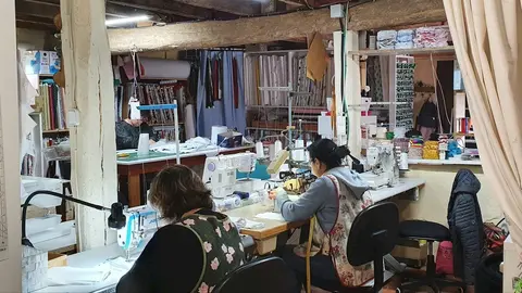 Mujeres de Noja elaborando mascarillas