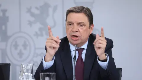 El ministro de Agricultura, Pesca y Alimentaci&oacute;n, Luis Planas, comparece en rueda de prensa tras las reuniones del Consejo de Ministros y de la Comisi&oacute;n Interministerial sobre el coronavirus, celebradas en el Complejo de la Moncloa, en Madrid (Espa&ntilde;a).
