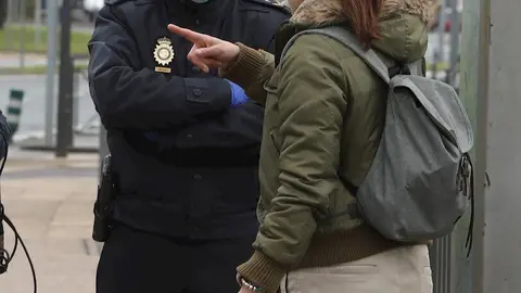 Efectivo de la Polic&iacute;a en un control por el Covid-19