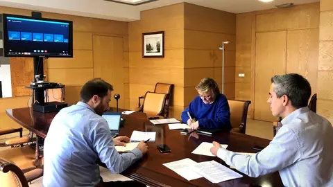 De izda a derecha: El director de la Sociedad Regional de Cultura y Deporte, Jorge Guti&eacute;rrez; el vicepresidente de Cantabria y consejero de Cultura, Pablo Zuloaga, y la directora general de Acci&oacute;n Cultural, Gema Agudo