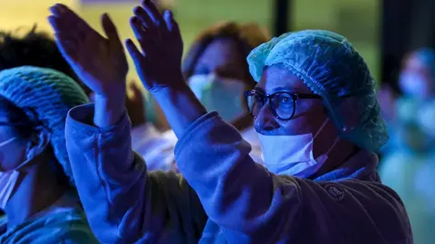 Homenaje a los Servicios Sanitarios y Polic&iacute;as que tiene lugar cada d&iacute;a a las 20:00 horas en la puerta del Hospital de la Fe como agradecimiento a su labor en la lucha contra el coronavirus. En Valencia / Comunidad Valenciana (Espa&ntilde;a)
