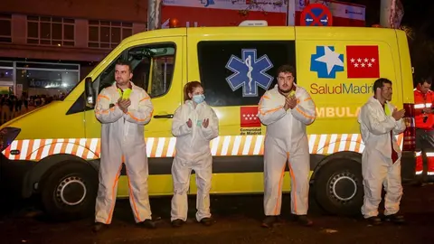 Polic&iacute;as, enfermeros y m&eacute;dicos se unen a los aplausos a los trabajadores sanitarios en la Fundaci&oacute;n Jim&eacute;nez D&iacute;az de Madrid a 21 de marzo de 2020