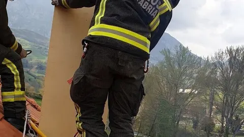 Bomberos del 112 Cantabria extinguen el fuego de una chimenea en una casa de Tama