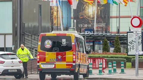Entrada de una ambulancia al Ifema, en el marco del traslado de material m&eacute;dico al recinto, donde se est&aacute; construyendo un hospital provisional, en Madrid (Espa&ntilde;a) a 21 de marzo de 2020.