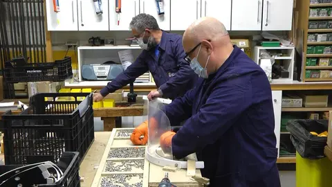 Operarios de talleres fabrican caretas de protecci&oacute;n