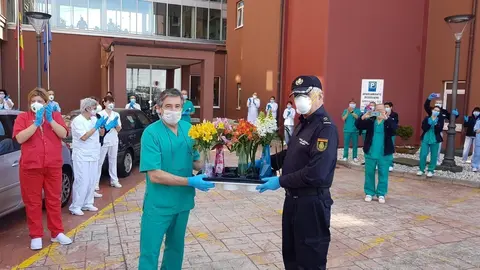 Acto de homenaje de la Polic&iacute;a a los trabajadores de las residencias de mayores
