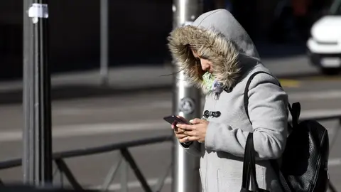 Una mujer camina por Madrid con la presencia de la borrasca Jorge que desde el s&aacute;bado se hace notar en la pen&iacute;nsula dejando rachas muy fuertes de viento, lluvias y un frente fr&iacute;o, en Madrid (Espa&ntilde;a), a 2 de marzo de 2020.