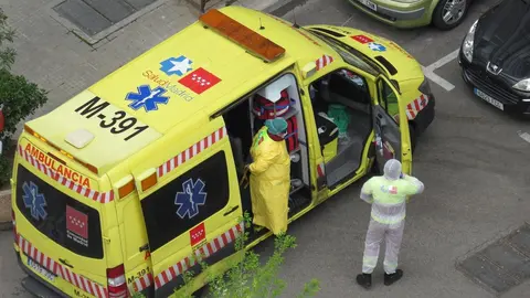 M&eacute;dicos en una ambulancia durante la crisis del coronavirus