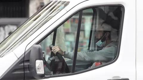Un trabajador conduce por Madrid.
