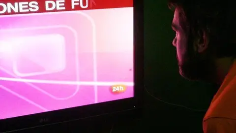 Gente Viendo La Televisi&oacute;n