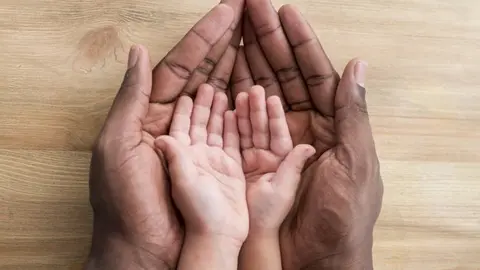 manos-padre-e-hijo-mesa-madera_23-2148096311