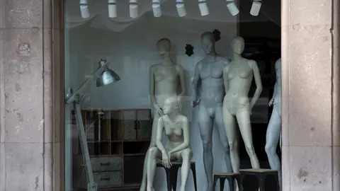 Escaparate de una tienda cerrada durante el noveno d&iacute;a laborable desde que se decret&oacute; el estado de alarma en el pa&iacute;s a consecuencia del coronavirus, en Barcelona/Catalunya (Espa&ntilde;a) a 26 de marzo de 2020.