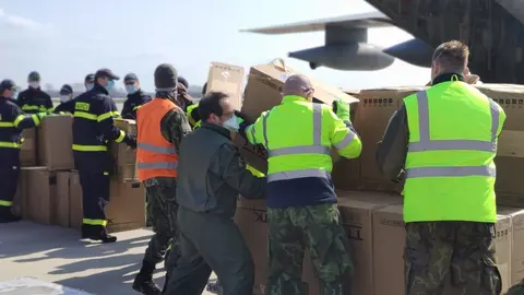 Un C130 H&eacute;rcules del Ala31 recoge material de protecci&oacute;n sanitaria contra el Covid-19 donado por la Rep&uacute;blica Checa en el aeropuerto de Pardubice, en Pardubice (Rep&uacute;blica Checa) a 29 de marzo de 2020.