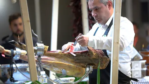 Un hombre corta jam&oacute;n