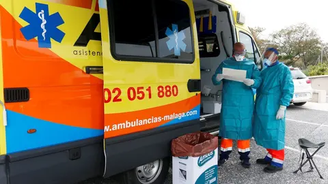 Dispositivo sanitario de la prueba test del PCR para detectar la infecci&oacute;n por coronavirus a las personas desde su coche, instalado en el recinto de aparcamiento del centro de salud de la barriada La Roca, en M&aacute;laga, (Andaluc&iacute;a, Espa&ntilde;a)