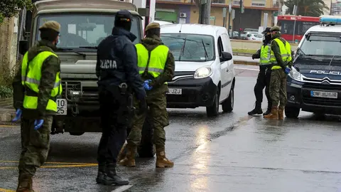 Militares del Ej&eacute;rcito y agentes de la Polic&iacute;a Nacional realizan controles en Valencia por el estado de alarma 