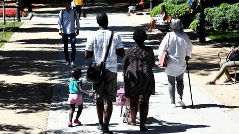 Una familia pasea con su ni&ntilde;a por un parque de Madrid.