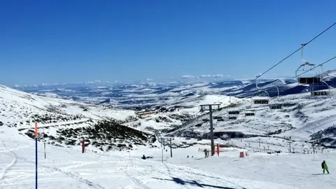     La estaci&oacute;n invernal de Alto Campoo ha iniciado este fin de semana con su puertas abiertas y con 18 de sus pistas disponibles, con casi 18,7 kil&oacute;metros esquiables, y buenas condiciones meteorol&oacute;gicas