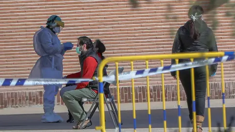 Una sanitaria le realiza a varios trabajadores de servicios esenciales uno de los test r&aacute;pidos de coronavirus que ha adquirido el Ayuntamiento de la capital para preservar la salud de los trabajadores m&aacute;s expuestos 