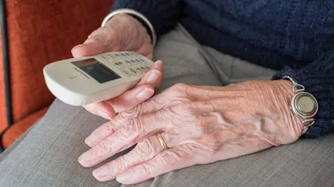 Persona mayor al tel&eacute;fono. Archivo