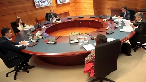 El presidente del Gobierno, Pedro S&aacute;nchez, preside la reuni&oacute;n del Comit&eacute; de Gesti&oacute;n de Crisis para tratar la situaci&oacute;n del coronavirus en el pa&iacute;s, en Madrid (Espa&ntilde;a), a 27 de marzo de 2020.